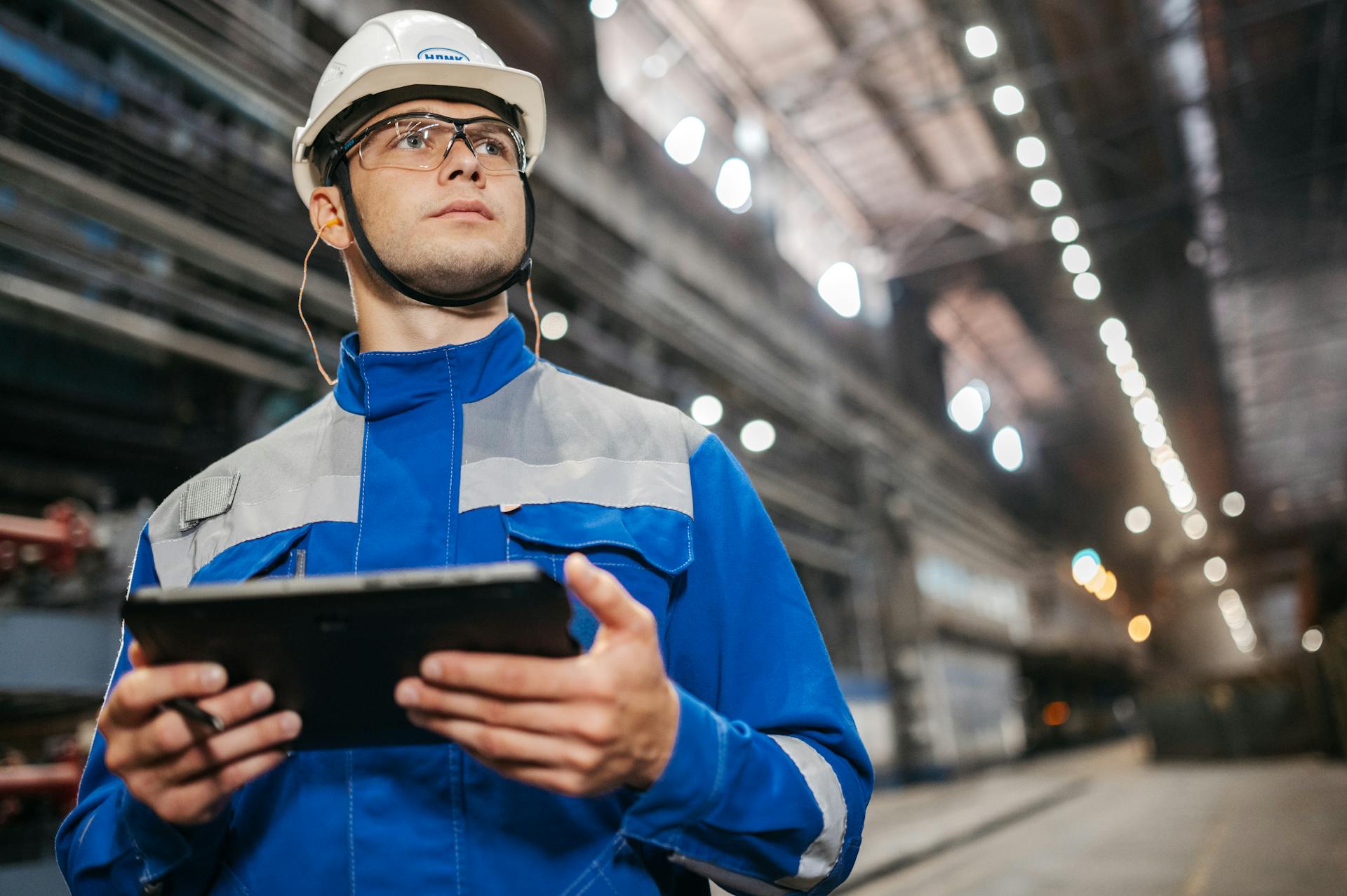 製造現場でタブレットを使う作業員